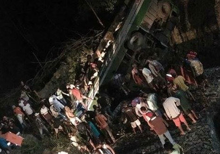 Xe buýt rơi xuống suối ở Philippines, 19 người chết