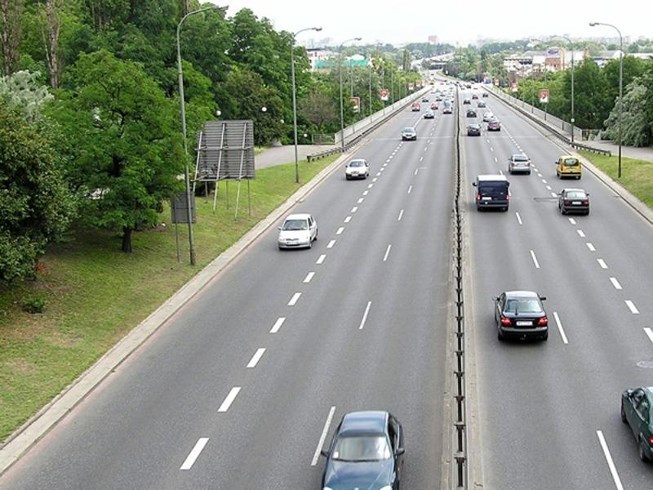 Được dừng xe trên đường cao tốc khi bật đèn ưu tiên?