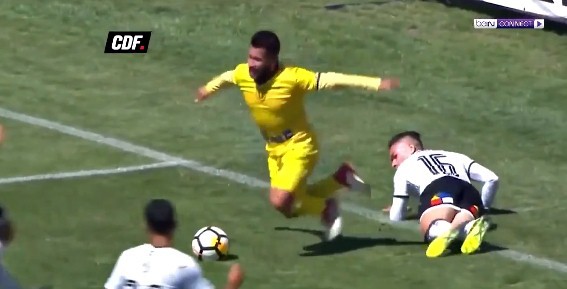 Phì cười với cảnh cầu thủ Chile