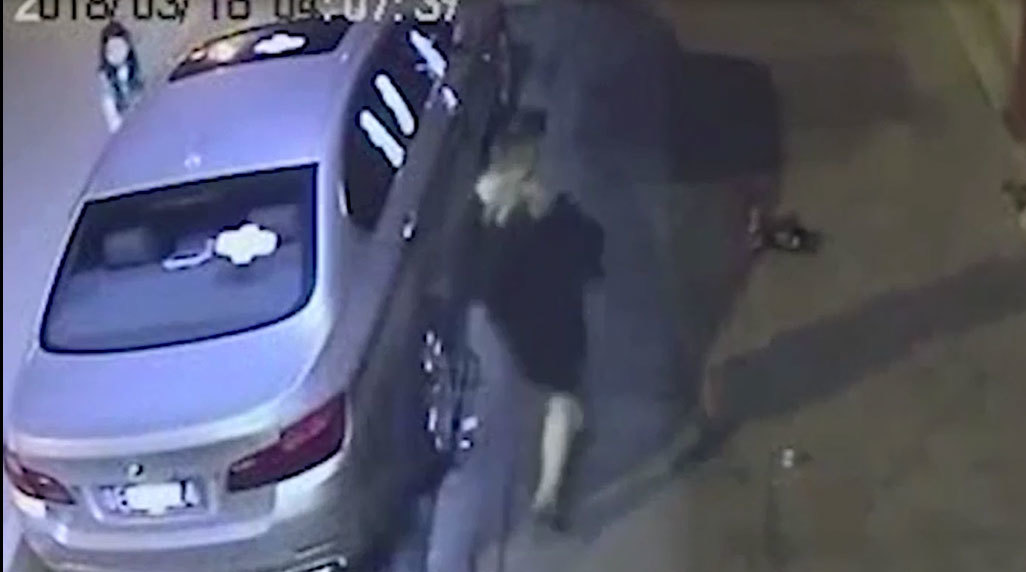 Hai cô gái dán đầy băng vệ sinh lên BMW trả thù chủ xe
