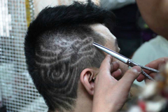 Ngày 'rồng ngẩng đầu', người Trung Quốc kéo nhau đi cắt tóc