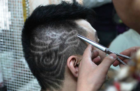 Ngày 'rồng ngẩng đầu', người Trung Quốc kéo nhau đi cắt tóc