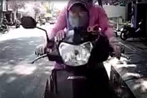 Chở trẻ nhỏ bằng xe máy - Nhiều nguy cơ tiềm ẩn
