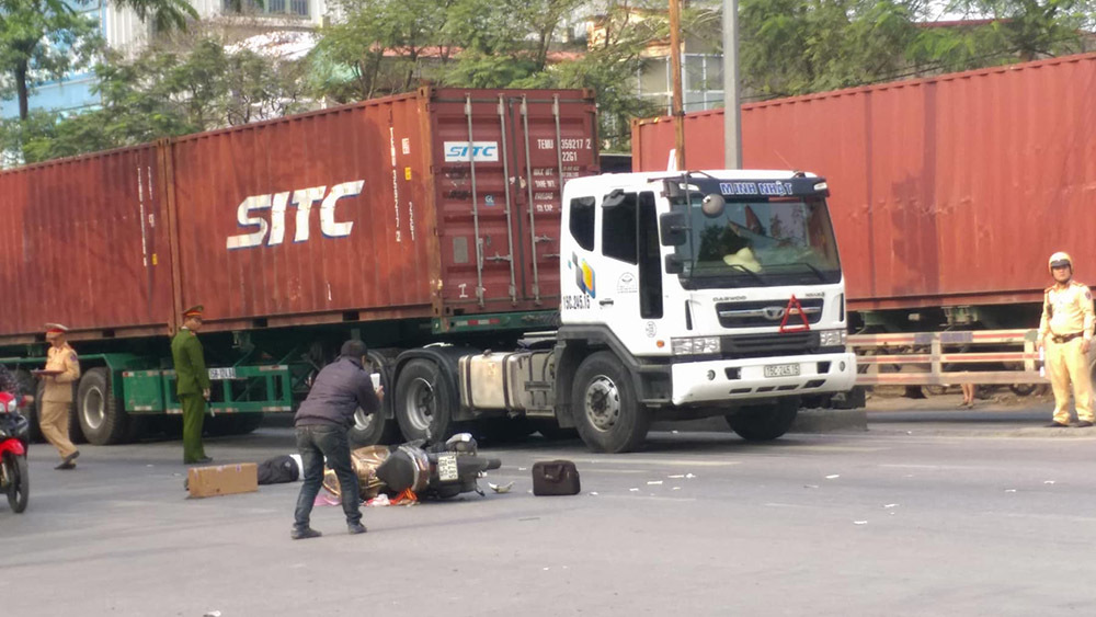 Đi sang đường, người đàn ông bị container đâm tử vong