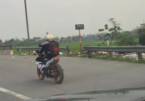 Nam thanh niên thản nhiên lái xe máy bằng chân trên quốc lộ