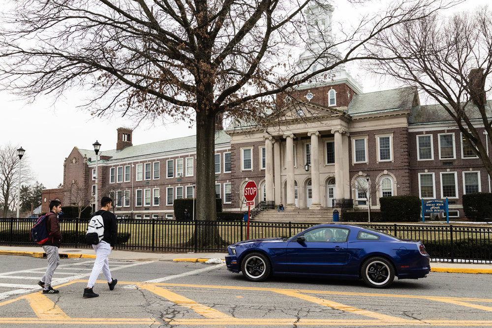 Tới trường bằng xe sang, hội con nhà giàu Mỹ phải rút thăm chỗ đậu xe