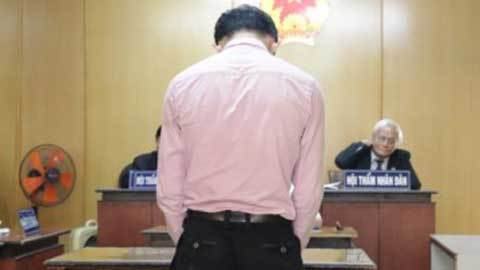 Trưởng bộ môn tiếng Anh lừa tiền học trò