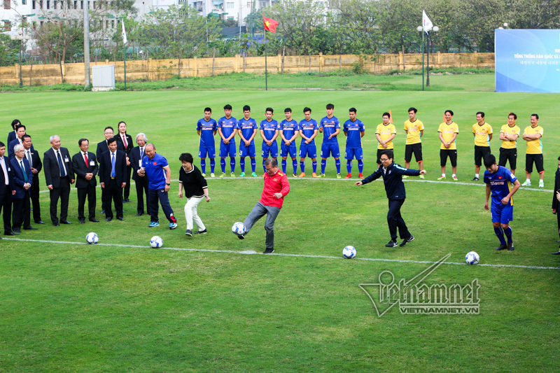 Tổng thống Hàn Quốc, Phó Thủ tướng Vũ Đức Đam biểu diễn kỹ thuật đá bóng