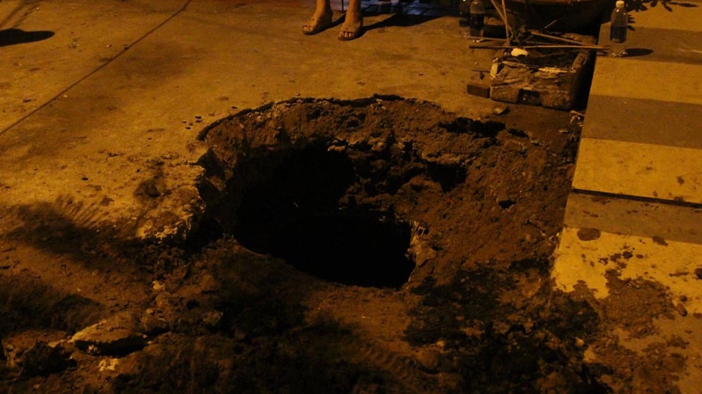 Cảnh sát xới tung nắp cống tìm thanh niên ‘cố thủ’ suốt 3 giờ