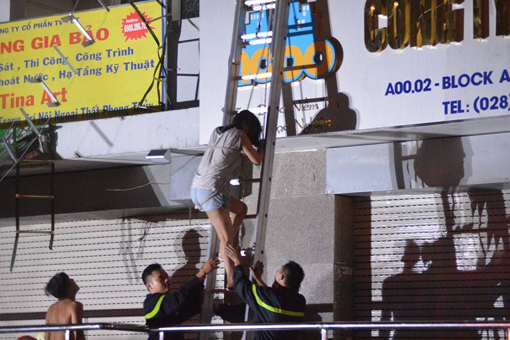 Cháy chung cư Carina Plaza: Đu dây tuyệt vọng chạy trốn lửa