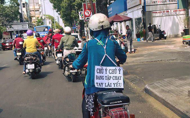 Người phụ nữ và tấm biển sau lưng khiến tất cả chủ động né tránh