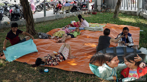 Cháy chung cư Carina Plaza: Nằm vật la liệt dưới gốc cây chờ tiếp tế