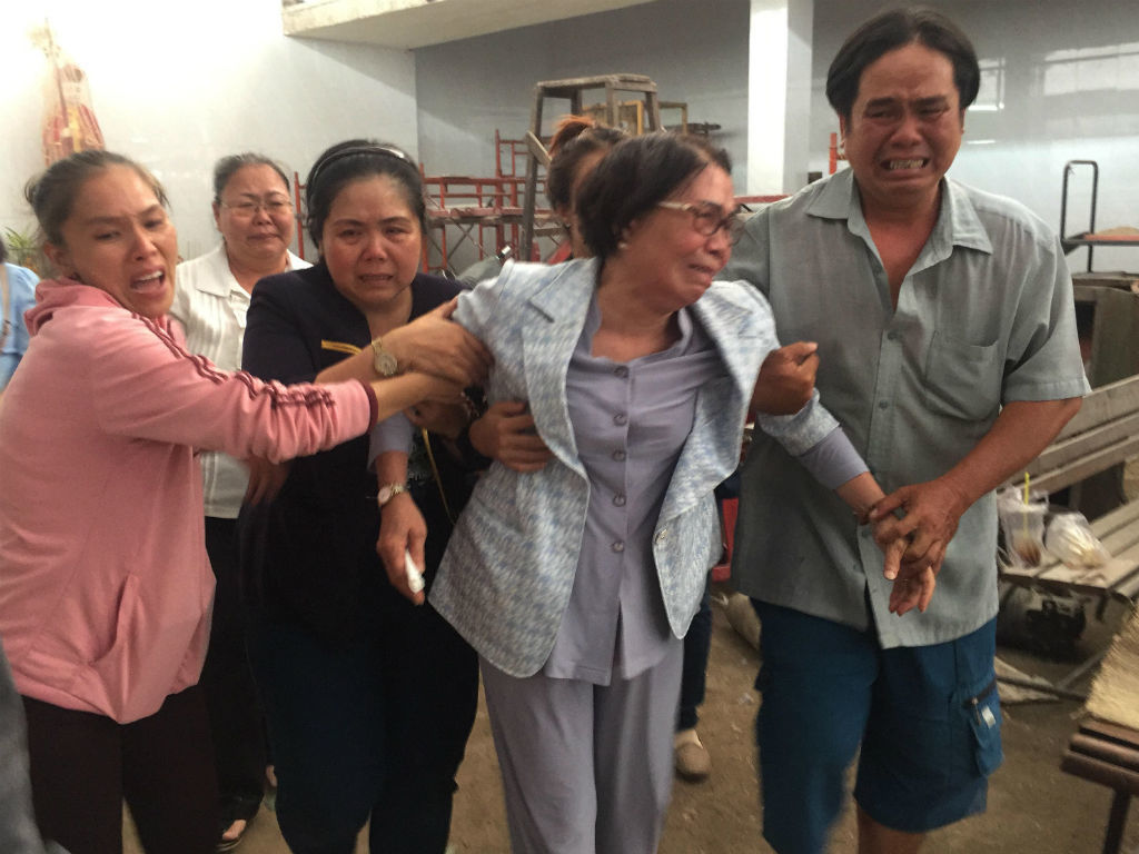 Cháy chung cư Carina Plaza: Bố mẹ ngã quỵ nhận thi thể nữ chủ tịch phường