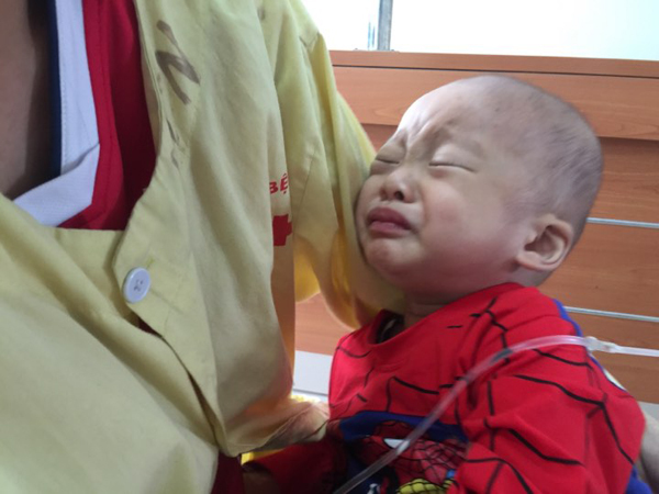 Bé trai 18 tháng tuổi nguy cơ mù cả hai mắt