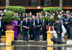 Tổng thống Hàn Quốc cho cá ăn tại khu nhà sàn Bác Hồ