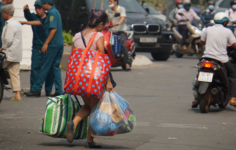 Lũ lượt khuân hành lý rời chung cư Carina Plaza