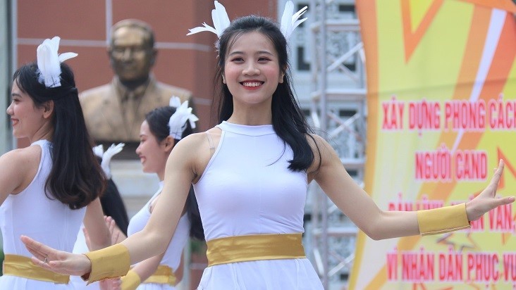 Nữ sinh An ninh rạng ngời trong điệu nhảy dân vũ