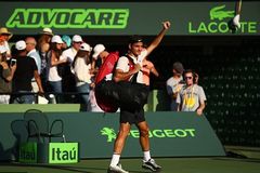 Thua tay vợt vô danh ở Miami, Federer mất ngôi số 1 thế giới