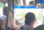Tài xế vừa lái xe buýt, vừa lướt web khiến nhiều hành khách bức xúc