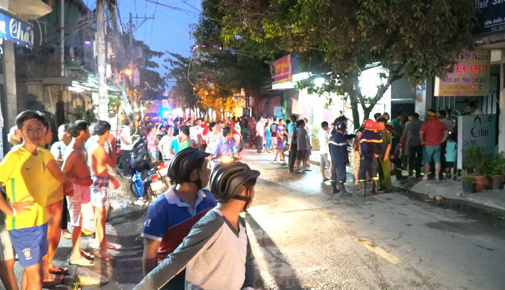 Hai bà cháu kêu cứu trong căn nhà rực lửa ở Sài Gòn