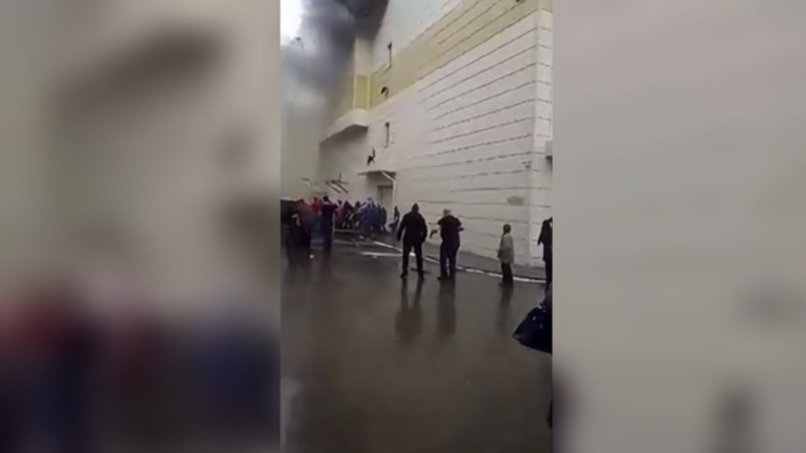 Thanh niên nhảy từ tầng 3 khu mua sắm đang bốc cháy ở Nga