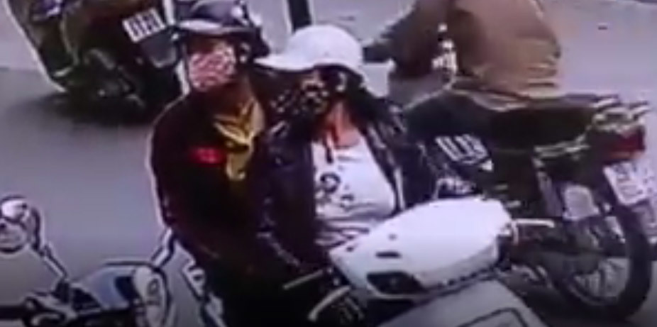 'Nữ quái' phá khóa cốp xe Vespa, trộm đồ nhanh như cắt