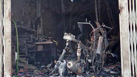 Cháy tiệm photocopy ở Sài Gòn, bố mẹ bất lực nhìn con 2 tuổi tử vong