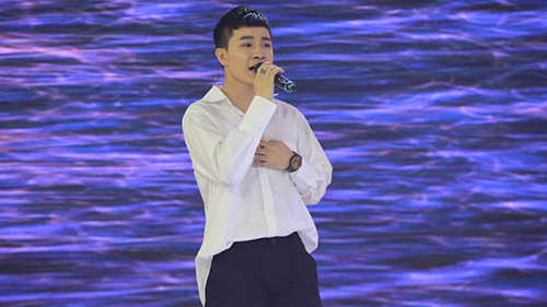 Chàng trai hát cả giọng nam lẫn nữ