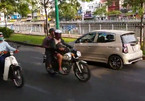 Nữ tài xế hồn nhiên lái ô tô ngược chiều trên đường Sài Gòn