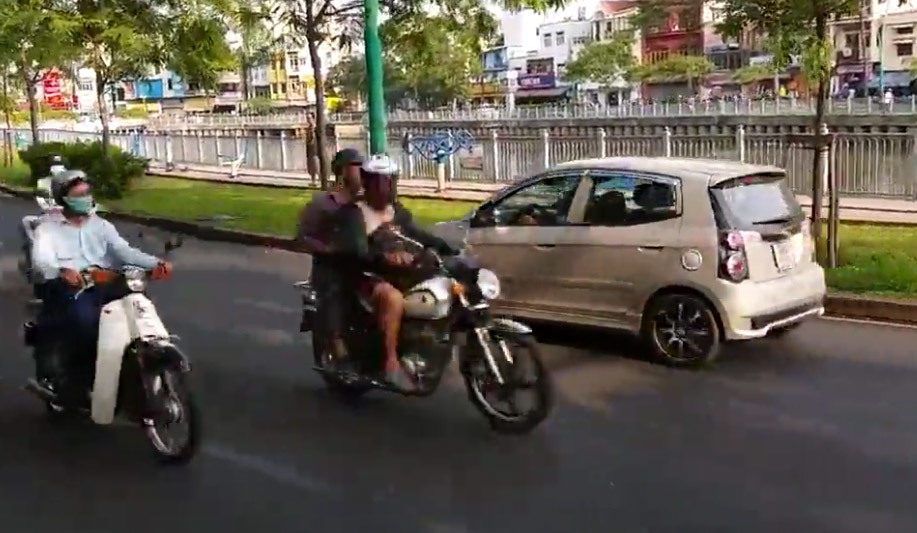 Nữ tài xế hồn nhiên lái ô tô ngược chiều trên đường Sài Gòn