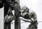 Bức ảnh 'nụ hôn' của hai công nhân ngành điện lay động hàng triệu trái tim