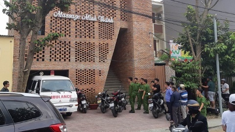 Nữ nhân viên massage chết thảm khi đang phục vụ khách