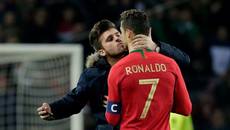Nam CĐV lao xuống sân hôn Ronaldo