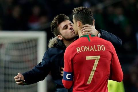 Nam CĐV lao xuống sân hôn Ronaldo