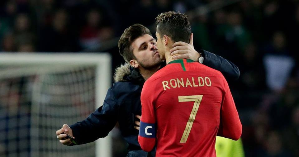 Nam CĐV lao xuống sân hôn Ronaldo