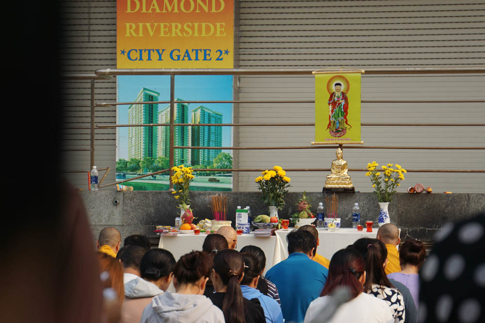 Hàng chục người cầu siêu nạn nhân vụ cháy chung cư Carina Plaza