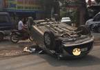 Hà Nội: Ô tô tông xe cùng chiều rồi phơi bụng giữa đường