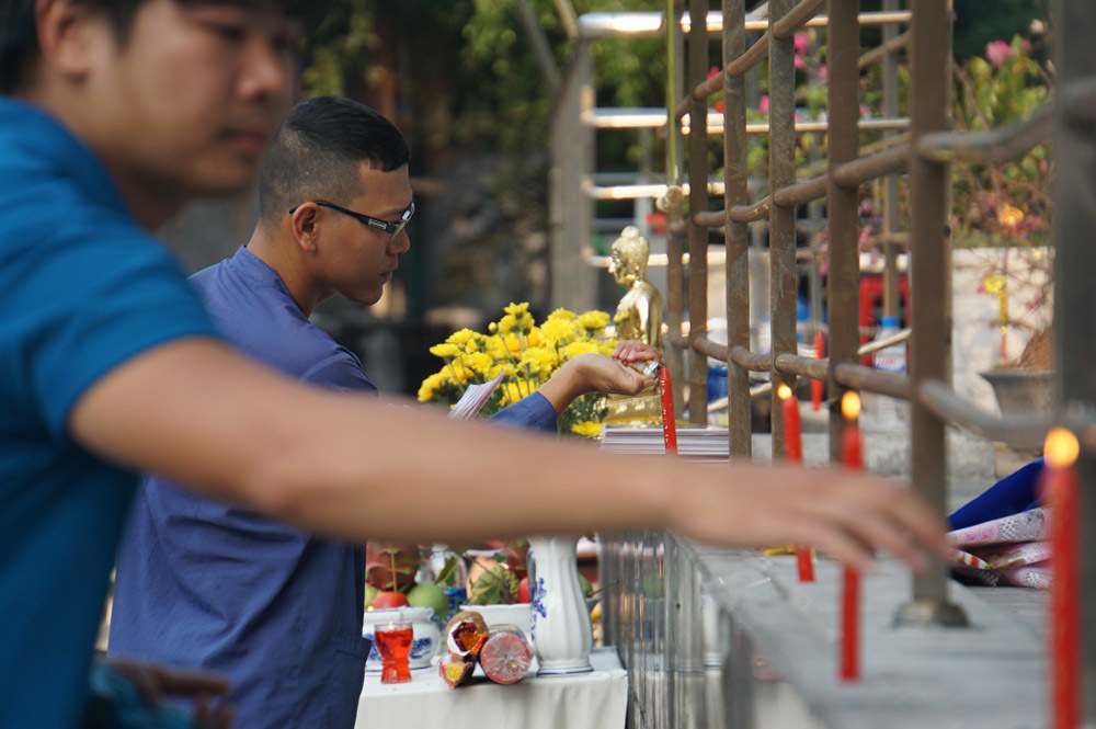 Hàng chục người cầu siêu cho 13 nạn nhân vụ cháy Carina Plaza