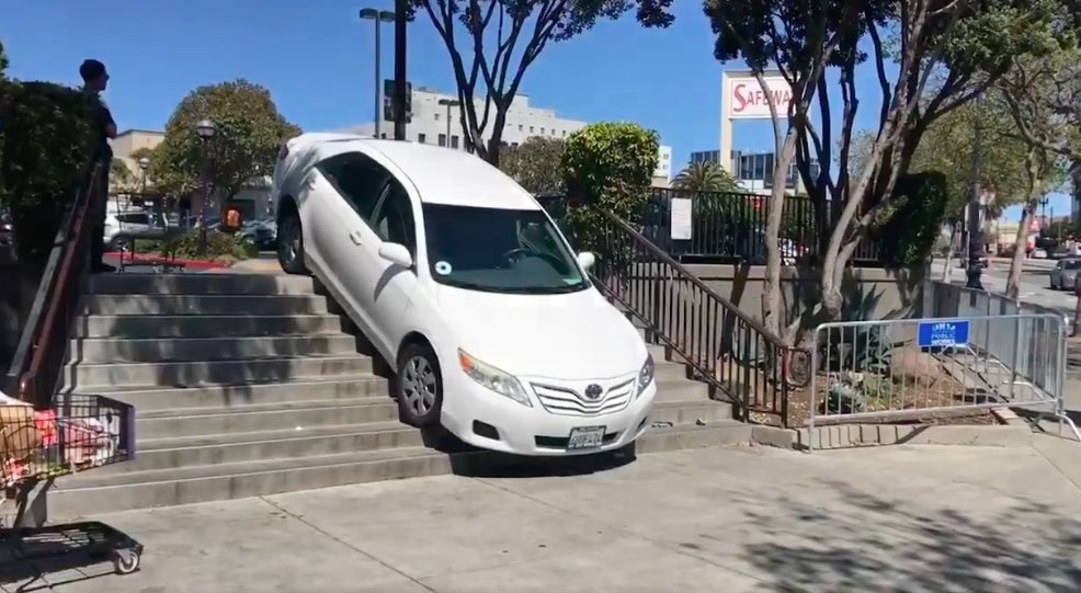 Xe Uber mắc kẹt trên cầu thang bộ vì lỗi ứng dụng chỉ đường