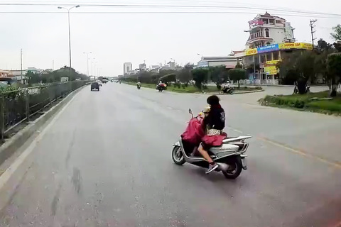 'Ninja Lead' buông tay lái cởi áo mưa dù đang chở con nhỏ