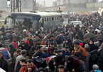 Cảnh người lũ lượt rời khỏi địa ngục trần gian Syria