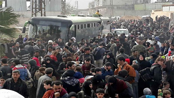 Cảnh người lũ lượt rời khỏi địa ngục trần gian Syria