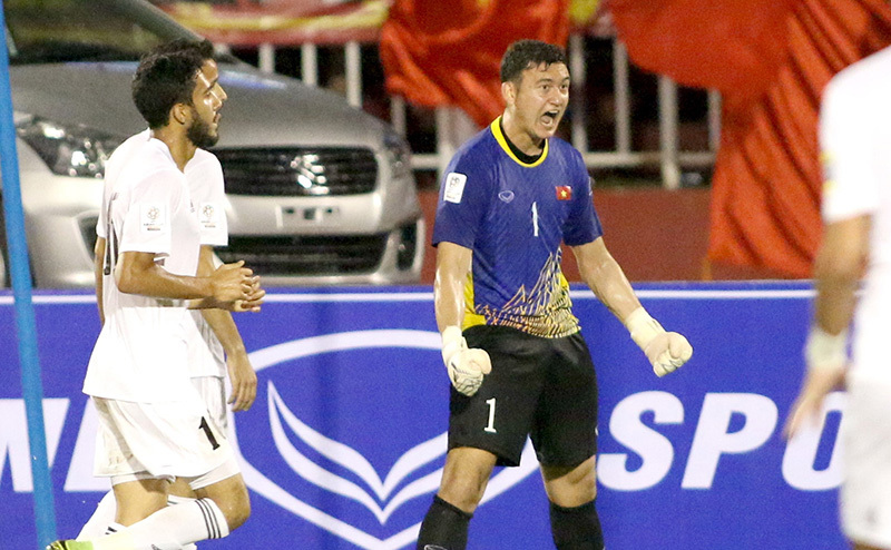 Đặng Văn Lâm đau nhẹ, HLV Park Hang Seo thở phào