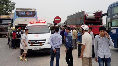 Xe giường nằm gây tai nạn liên hoàn, 3 người chết