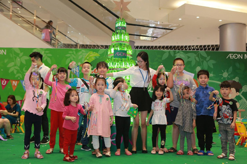 Trẻ em học bảo vệ môi trường ở Lớp học Xanh