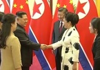 Vợ chồng Jong Un được tiếp đón trang trọng ở TQ