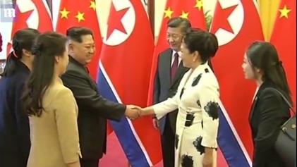 Vợ chồng Jong Un được tiếp đón trang trọng ở TQ