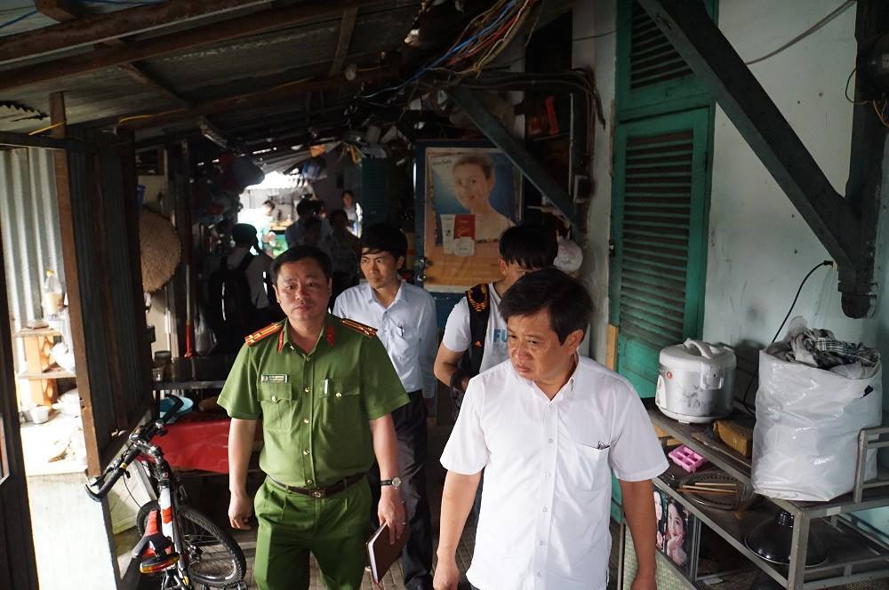 Ông Đoàn Ngọc Hải chỉ đạo làm thang thoát hiểm cho chung cư cũ