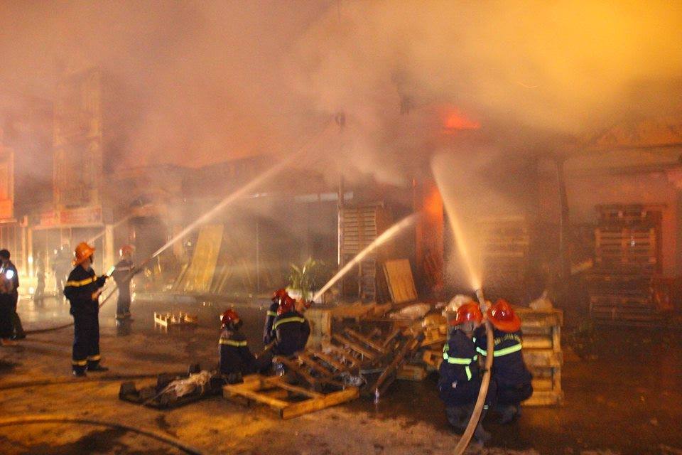 Cháy rực xưởng gỗ, thiêu rụi cả nhà dân ở Hải Phòng