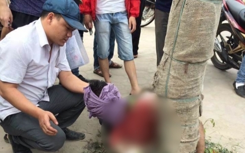 Hà Nội: Nam thanh niên cố lao đầu vào ô tô tự tử